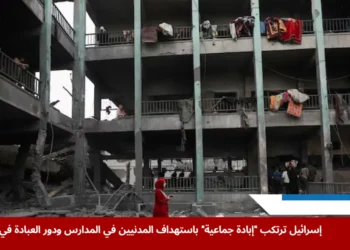 فلسطينيون يتفقدون الأضرار في مدرسة تؤوي نازحين بعد قصف إسرائيلي في مخيم جباليا شمال غزة، في مشهد يعكس واقع الإبادة الجماعية في غزة واستهداف المدنيين في الملاجئ التعليمية. (رويترز)