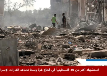 مشهد دمار واسع في قطاع غزة بعد قصف إسرائيلي، يظهر ركام مبانٍ مدمرة واثنين من المدنيين يمشون وسط الأنقاض، يعكس مأساة استشهاد أكثر من 40 فلسطينياً جراء القصف.