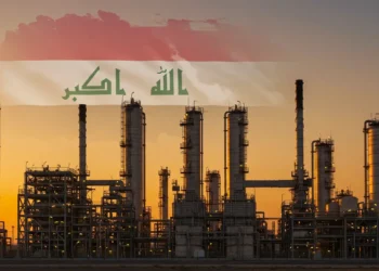 مدخنة نفطية تشتعل في أحد الحقول العراقية، تعكس توجه العراق نحو الاستثمار في مصافٍ خارجية لتعزيز صادرات النفط وتنويع الإيرادات