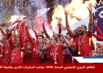 فيرجيل فان دايك يحتفل برفع كأس الدوري الإنجليزي الممتاز مع زملائه في ليفربول بعد التتويج باللقب (رويترز)