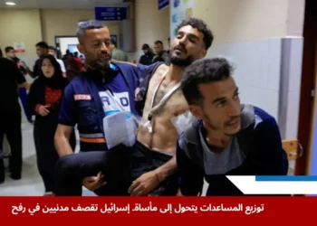 مسعف ينقل مصابًا فلسطينيًا إلى مستشفى ناصر بعد إصابته في هجوم إسرائيلي رفح، جنوب قطاع غزة – 1 يونيو 2025 (رويترز)