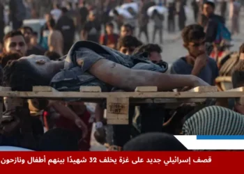 فلسطينيون يحملون جثمان شهيد سقط خلال قصف إسرائيلي غزة أثناء انتظار مساعدات قرب معبر زيكيم في قطاع غزة – الصورة من وكالة الأوروبية