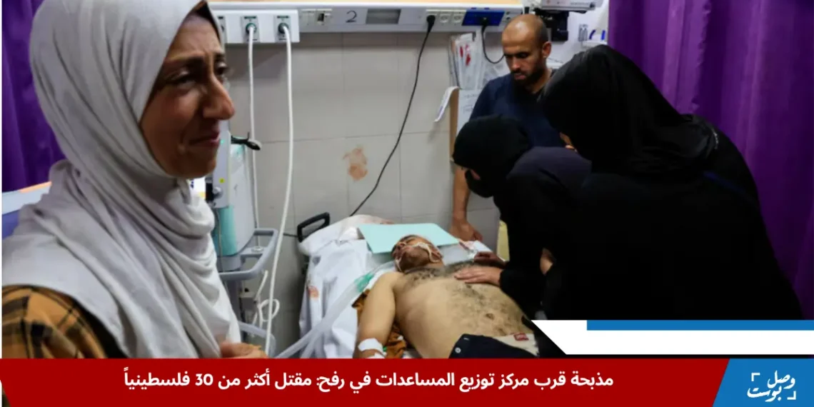 فلسطيني مصاب يتلقى العلاج في وحدة العناية المركزة بمستشفى ناصر بعد إصابته خلال الهجوم الإسرائيلي المرتبط بمذبحة رفح جنوب قطاع غزة (رويترز)