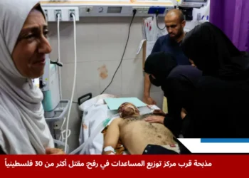 فلسطيني مصاب يتلقى العلاج في وحدة العناية المركزة بمستشفى ناصر بعد إصابته خلال الهجوم الإسرائيلي المرتبط بمذبحة رفح جنوب قطاع غزة (رويترز)