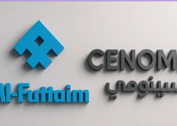 صورة توضح توقيع اتفاقية استحواذ بين الفطيم الإماراتية وسينومي السعودية