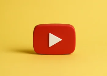 صورة توضح تحديث يوتيوب لشروط تحقيق الأرباح عام 2025 لحماية المحتوى الأصلي وتقليل الفيديوهات المكررة