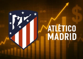شعار أتلتيكو مدريد يظهر أمام خلفية تعبر عن صفقة استثمارية كبرى مع صندوق أبولو الأميركي بقيمة 2.5 مليار يورو