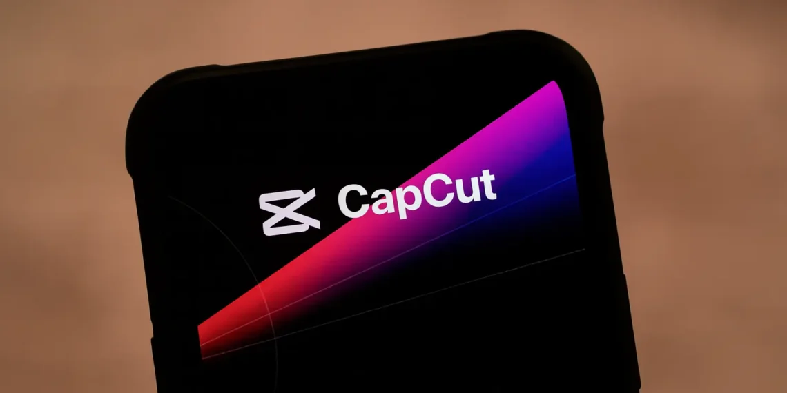 هاتف ذكي يعرض شعار تطبيق CapCut