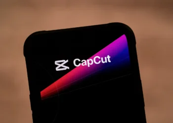 هاتف ذكي يعرض شعار تطبيق CapCut