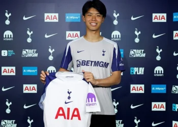 المدافع الياباني كوتا تاكاي يمسك قميص توتنهام بعد انتقاله من كاواساكي فرونتال لتعزيز دفاع الفريق في الدوري الإنجليزي