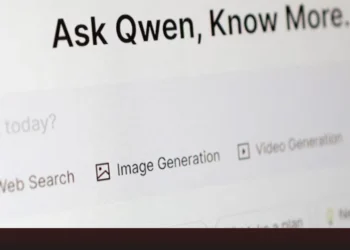 واجهة منصة Qwen تعرض خدمات الذكاء الاصطناعي مثل توليد الصور والفيديو، مع التركيز على نموذج بانغو والنزاع مع هواوي