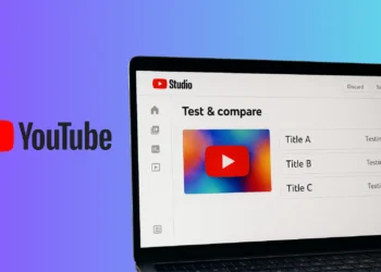 صورة افتراضية لواجهة استوديو يوتيوب تعرض أداة اختبار العناوين الجديدة لتحسين أداء الفيديوهات