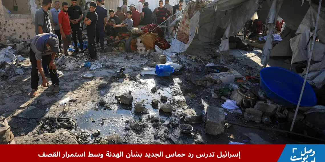 مدنيون فلسطينيون يتفقدون آثار الدمار في مخيم قصفته إسرائيل وسط استمرار العمليات العسكرية، بينما تدرس إسرائيل رد حماس بشأن الهدنة.