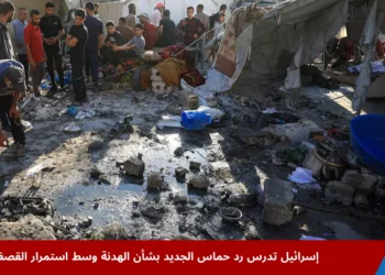 مدنيون فلسطينيون يتفقدون آثار الدمار في مخيم قصفته إسرائيل وسط استمرار العمليات العسكرية، بينما تدرس إسرائيل رد حماس بشأن الهدنة.