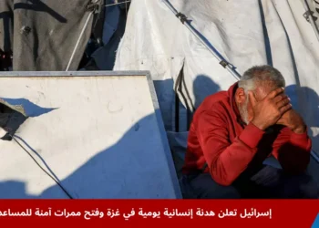 رجل فلسطيني يقف مذهولًا في موقع قصف إسرائيلي استهدف خيمة تؤوي نازحين في مدينة غزة، وسط مطالبات بهدنة إنسانية يومية لحماية المدنيين