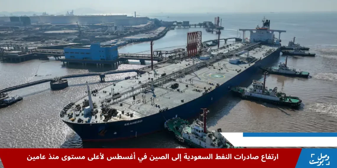 صورة جوية لناقلة نفط خام ترسو في محطة نفطية قبالة جزيرة وايدياو بمقاطعة تشجيانغ في الصين، في سياق ارتفاع صادرات النفط السعودية إلى الصين