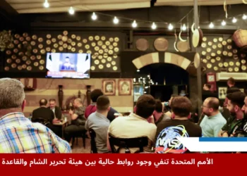 سوريون يتابعون خطابًا متلفزًا للرئيس أحمد الشرع في أحد المقاهي بدمشق وسط نقاشات حول موقف هيئة تحرير الشام والقاعدة من المشهد السياسي الحالي
