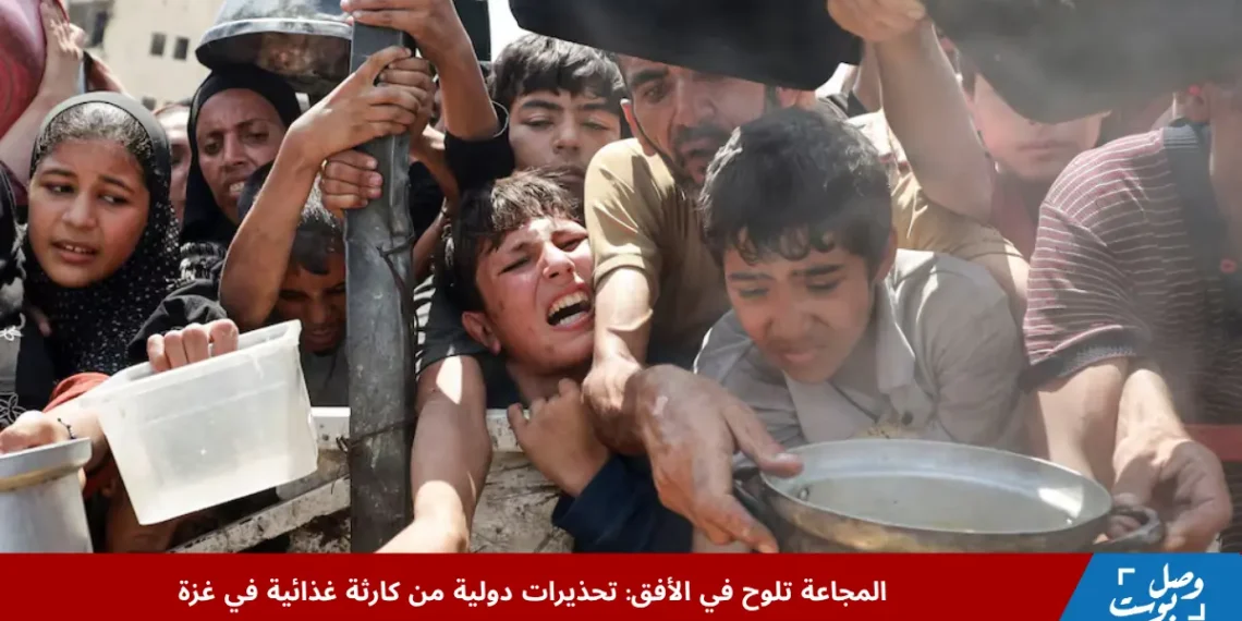 مشهد مأساوي يظهر أطفالًا في غزة يعانون من الجوع وسوء التغذية وسط الأنقاض، في ظل تفاقم المجاعة في غزة