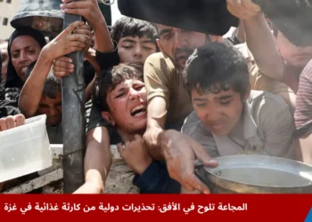 مشهد مأساوي يظهر أطفالًا في غزة يعانون من الجوع وسوء التغذية وسط الأنقاض، في ظل تفاقم المجاعة في غزة