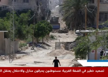 جرافة إسرائيلية تهدم مباني في مخيم طولكرم ضمن عمليات التدمير المتواصلة في الضفة الغربية