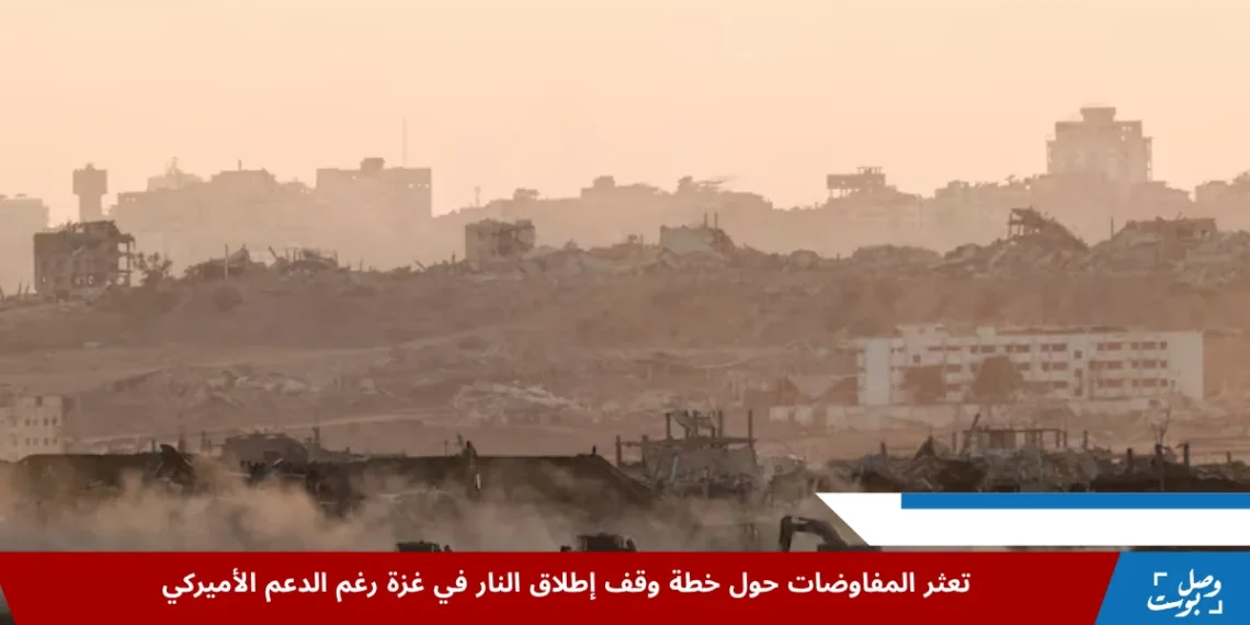 دبابة إسرائيلية تتحرك قرب معدات ثقيلة على الحدود بين إسرائيل وقطاع غزة، في مشهد يعكس استمرار العمليات رغم محاولات التوصل إلى وقف إطلاق النار في غزة.