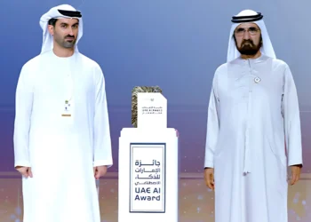 تكريم الفائزين في جائزة الإمارات للذكاء الاصطناعي خلال فعالية رسمية بحضور شخصيات حكومية بارزة