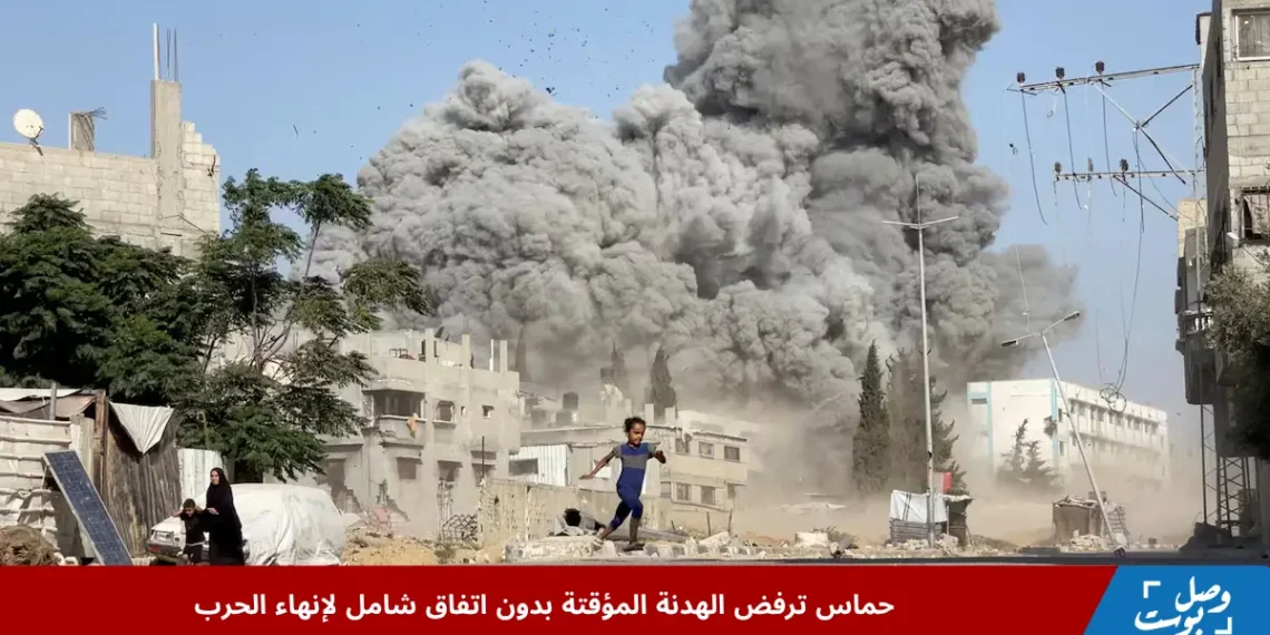 فتاة تركض مذعورة من موقع قصف إسرائيلي استهدف مدرسة تؤوي نازحين في مخيم البريج وسط قطاع غزة، في وقت تتعثر فيه مفاوضات الوصول إلى هدنة مؤقتة في غزة.