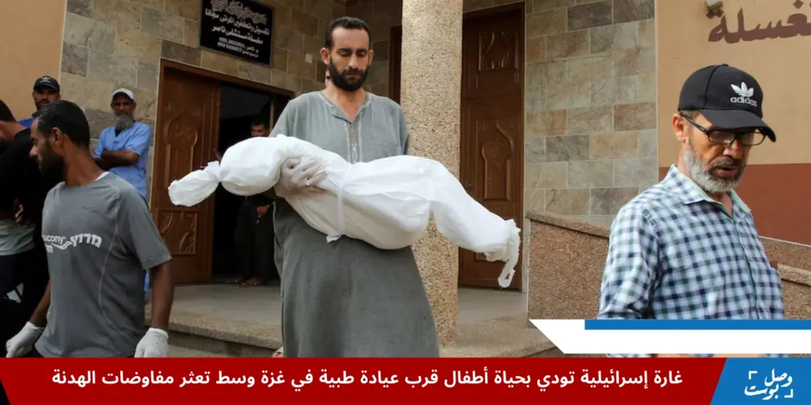 رجل يحمل جثمان أحد ضحايا غارة إسرائيلية ليلية استهدفت منزلًا في خان يونس، كما أفاد المسعفون، داخل مستشفى ناصر جنوب قطاع غزة – في سياق تصاعد الغارات الإسرائيلية على القطاع.