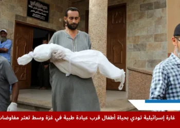 رجل يحمل جثمان أحد ضحايا غارة إسرائيلية ليلية استهدفت منزلًا في خان يونس، كما أفاد المسعفون، داخل مستشفى ناصر جنوب قطاع غزة – في سياق تصاعد الغارات الإسرائيلية على القطاع.