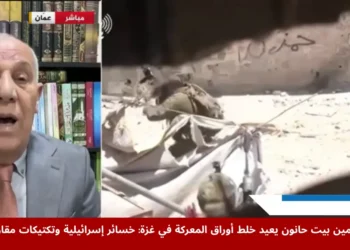 الخبير العسكري فايز الدويري يظهر في مقابلة تلفزيونية لتحليل كمين بيت حانون، وفي الجانب الآخر من الصورة جنود إسرائيليون يتحركون وسط أنقاض غزة بعد تعرضهم لهجوم مفاجئ من المقاومة الفلسطينية