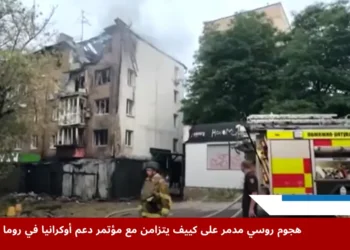 آثار هجوم روسي على العاصمة كييف تظهر حطام سيارات ومبانٍ متفحمة بعد قصف جوي كثيف