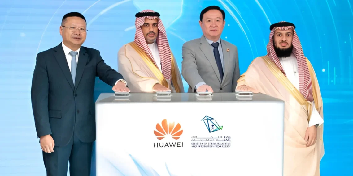 مسؤولون سعوديون وصينيون في حفل افتتاح مركز مهارات المستقبل الذي أطلقته هواوي السعودية لتأهيل الكفاءات الرقمية في الرياض