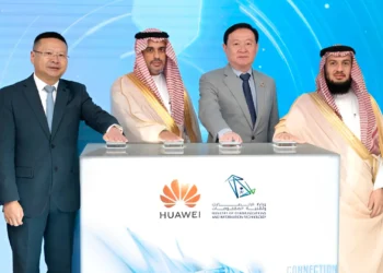 مسؤولون سعوديون وصينيون في حفل افتتاح مركز مهارات المستقبل الذي أطلقته هواوي السعودية لتأهيل الكفاءات الرقمية في الرياض