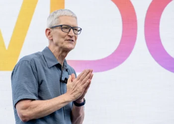 تيم كوك الرئيس التنفيذي لشركة آبل يتحدث مع الموظفين حول رؤية آبل في الذكاء الاصطناعي خلال اجتماع داخلي (بلومبيرج)