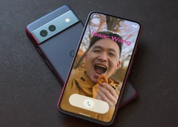 هاتف بيكسل يعرض ميزة بطاقات الاتصال الجديدة من جوجل على شاشة المكالمات مع صورة ملونة واسم جهة الاتصال بخط مميز