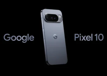 صورة ترويجية لهاتف Pixel 10 مع شعار جوجل في خلفية إعلانية ساخرة من تأجيل ميزات Siri في هواتف آيفون
