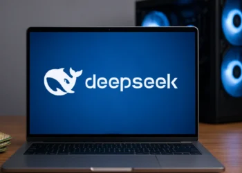 جهاز كمبيوتر محمول وخادم بيانات مضاء باللون الأزرق يرمز لتطور الذكاء الاصطناعي ودعم الرقائق المحلية من DeepSeek الصينية