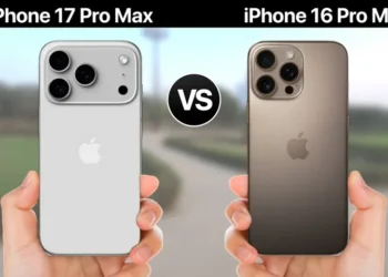 مقارنة بين هاتف آيفون 17 برو ماكس باللون الفضي الجديد وهاتف آيفون 16 برو ماكس باللون الرمادي، حيث يظهر اختلاف تصميم الكاميرات الخلفية بين الجيلين.