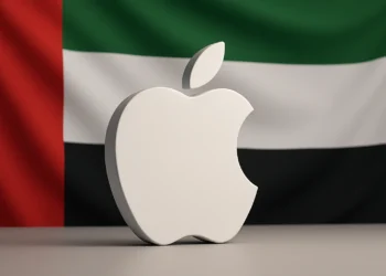 شعار آبل ثلاثي الأبعاد أمام علم الإمارات يشير إلى افتتاح متجر آبل الجديد في مدينة العين