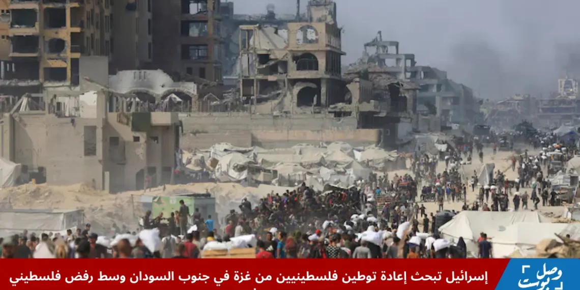 فلسطينيون يحملون مساعدات إنسانية في بيت لاهيا شمال قطاع غزة وسط نقاشات حول خطة توطين فلسطينيين جنوب السودان