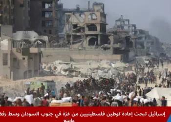 فلسطينيون يحملون مساعدات إنسانية في بيت لاهيا شمال قطاع غزة وسط نقاشات حول خطة توطين فلسطينيين جنوب السودان