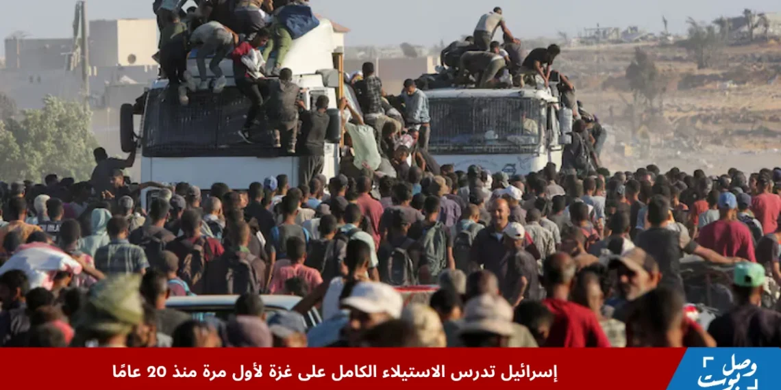 فلسطينيون يتسلقون شاحنات في خان يونس جنوب غزة للحصول على مساعدات إنسانية وسط تصاعد المعاناة الناتجة عن التهديد بالاستيلاء الكامل على غزة.