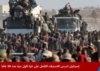 فلسطينيون يتسلقون شاحنات في خان يونس جنوب غزة للحصول على مساعدات إنسانية وسط تصاعد المعاناة الناتجة عن التهديد بالاستيلاء الكامل على غزة.