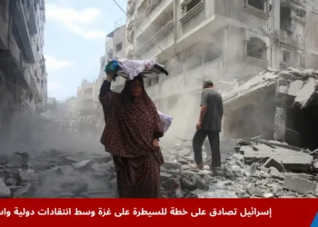 فلسطينيون يتفقدون موقع قصف إسرائيلي صباحي على منزل في مدينة غزة قبل سياق خطة للسيطرة على غزة