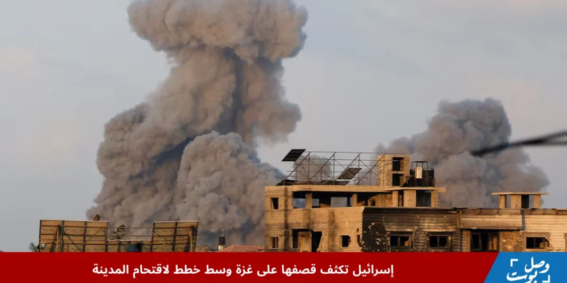 ذذصورة تظهر الدمار الناتج عن قصف اسرائيل غزة مع تصاعد أعمدة الدخان من المباني المستهدفة داخل المدينة.