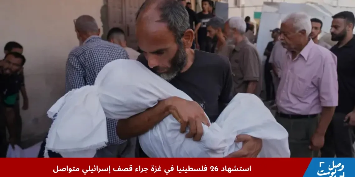 فلسطيني يحمل جثمان ابنته التي استشهدت إثر غارة إسرائيلية على دير البلح ضمن القصف المتواصل الذي أدى إلى استشهاد 26 فلسطينيا في غزة