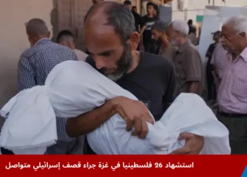 فلسطيني يحمل جثمان ابنته التي استشهدت إثر غارة إسرائيلية على دير البلح ضمن القصف المتواصل الذي أدى إلى استشهاد 26 فلسطينيا في غزة