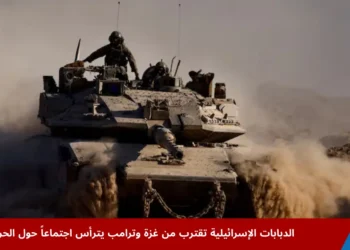 دبابة إسرائيلية تتقدم باتجاه غزة في إطار العمليات العسكرية، مع تصاعد القصف ونزوح المدنيين