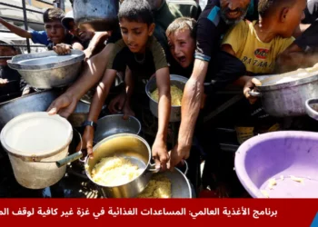 فلسطينيون ينتظرون الحصول على المساعدات الغذائية في غزة بعد إعلان تقرير التصنيف المرحلي المتكامل للأمن الغذائي (IPC) أن مدينة غزة والمناطق المحيطة تعاني من المجاعة مع تحذيرات من انتشارها