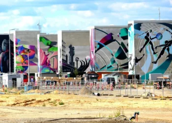 روبوت ألبرت يرسم جداريات ملونة بدقة ملايين النقاط على جدران مصنع تسلا جيجافاكتورى برلين، فى مزيج بين الفن الجرافيتى والتكنولوجيا المتقدمة